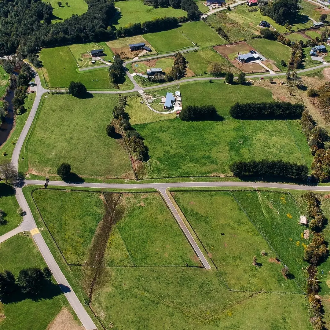 Vista aérea de un loteo urbanizado por FCP Chile, con caminos y parcelas ya delimitadas